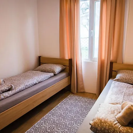 Cozy House With Free Parking Apartman