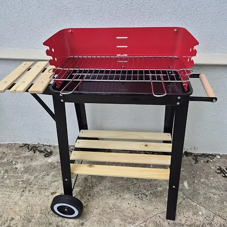 Апартамент Cozy House With Free Parking *