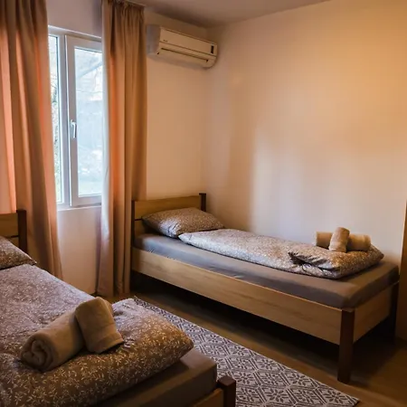 Апартамент Cozy House With Free Parking *