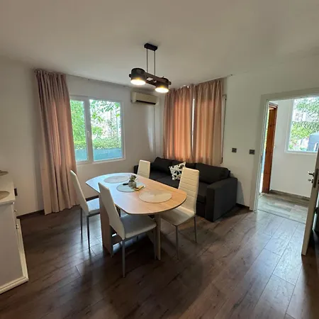 Cozy House With Free Parking