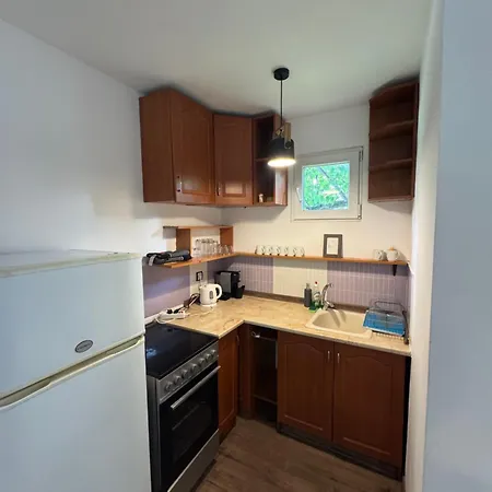 Апартамент Cozy House With Free Parking *