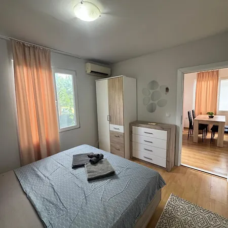 Cozy House With Free Parking Апартамент *