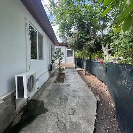 Апартамент Cozy House With Free Parking *