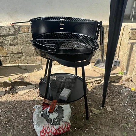 Апартамент Cozy House With Free Parking *