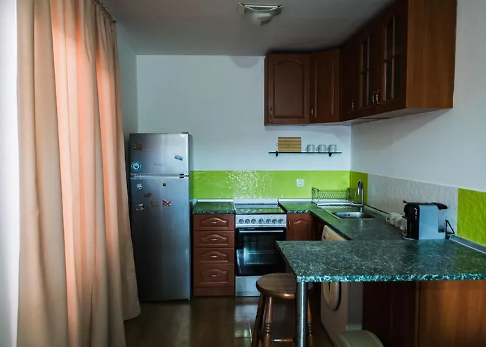 Cozy House With Free Parking Apartman