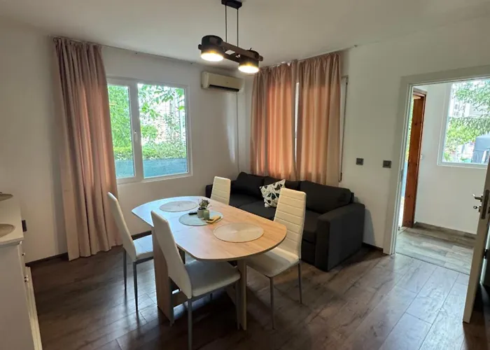 Cozy House With Free Parking