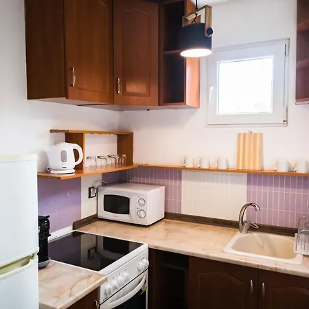 Апартаменти Cozy House With Free Parking *