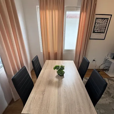 Cozy House With Free Parking Lägenhet